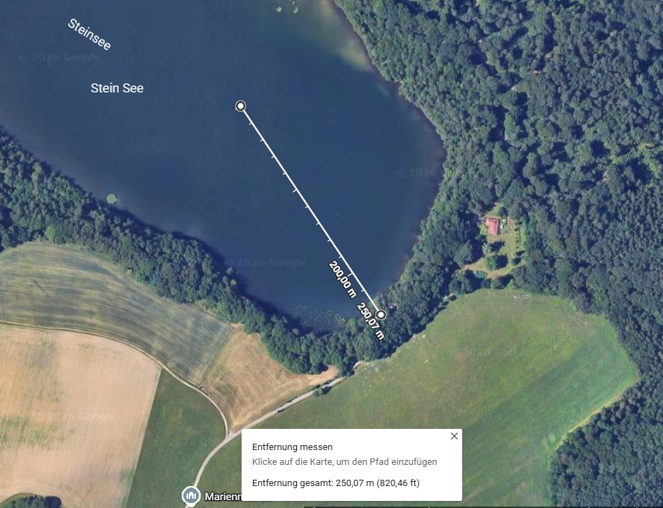 Satellitenbild des Steinsees mit einer etwa 250 Meter langen Messlinie vom südöstlichen Ufer in Richtung Seemitte.